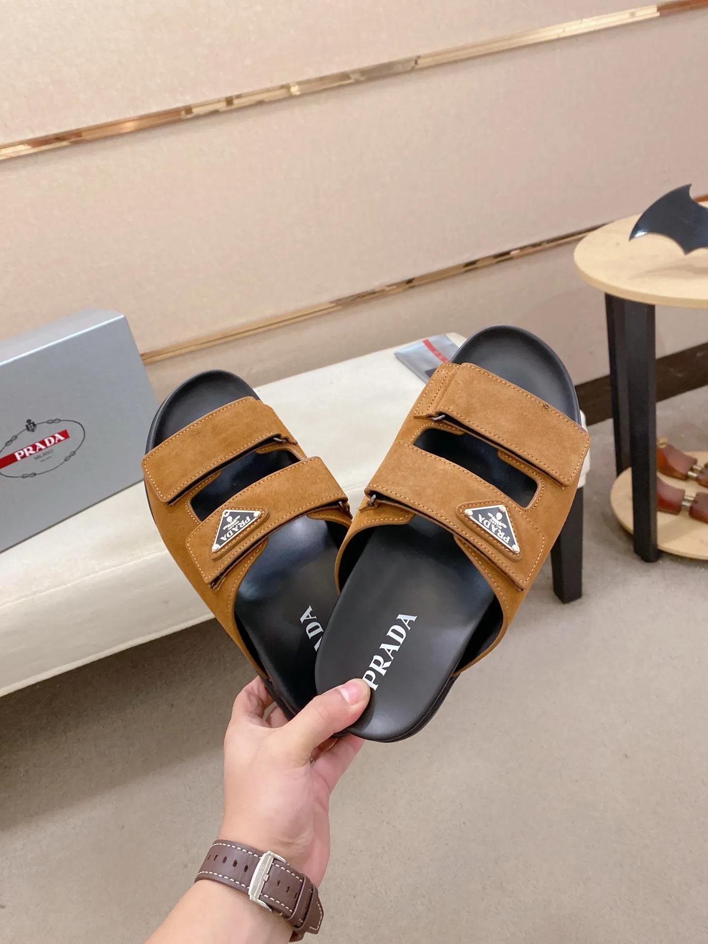 Men's shoes 💰: 440💰 [PRADA Slippers] High-end men's shoes brand official website 1:1 latest masterpiece: original mold opening and customization, the fabric is made of imported suede cowhide original material, upgraded outsole, lighter and non-slip. The market's top quality, simple yet tasteful, a must-have for fashionistas, fashionable at your feet, full of confidence, the same style at the counter 👍The season of summer slippers is here. Code: 38-45